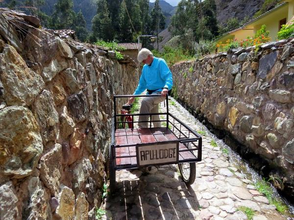 Access roads by train and highway to Ollantaytambo