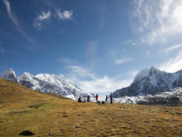 Ausangate: Long route into snowcapped mountains in Cusco